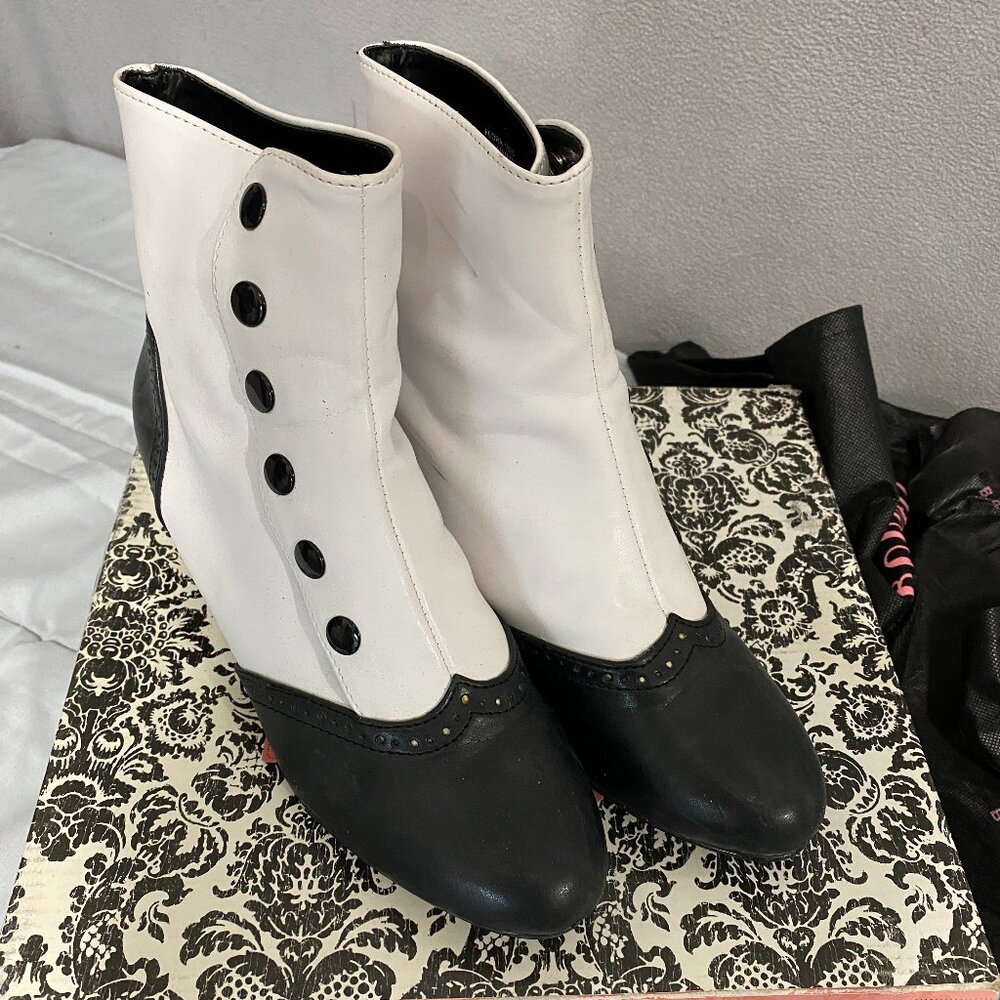 Pleaser Bordello Flora-1023 Black White Victorian Button Booties Heels Size 7